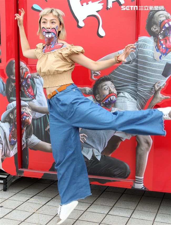 藝人小八裝扮「妖鬼」吃狂列車，宛如台版屍速列車。（記者邱榮吉/攝影）