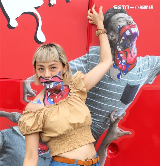 藝人小八裝扮「妖鬼」吃狂列車，宛如台版屍速列車。（記者邱榮吉/攝影）