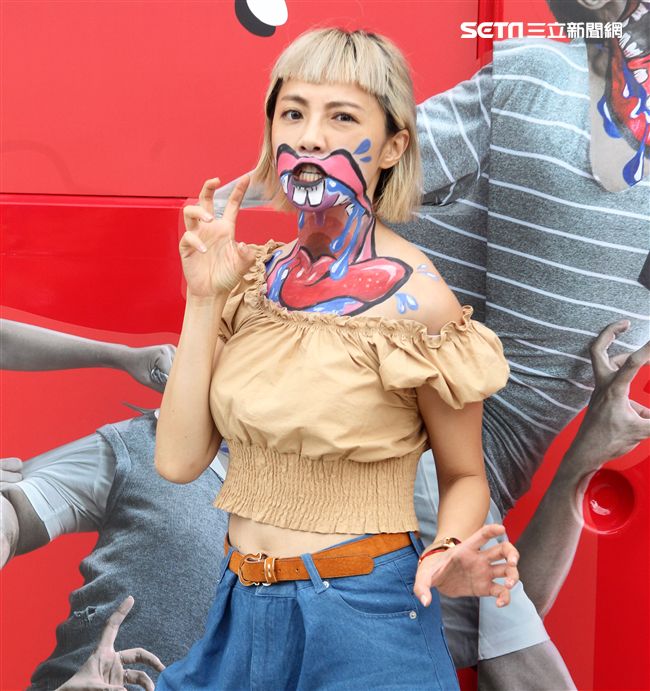 藝人小八裝扮「妖鬼」吃狂列車，宛如台版屍速列車。（記者邱榮吉/攝影）