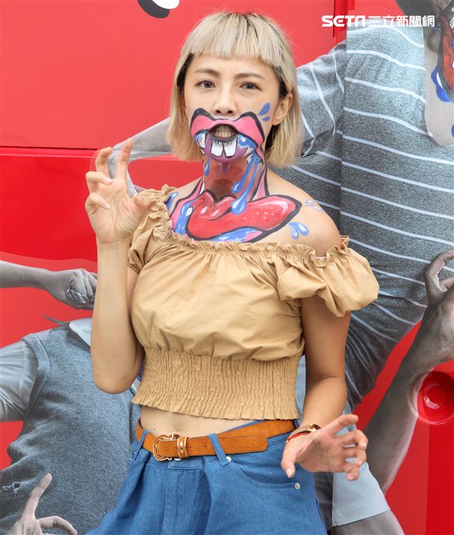 藝人小八裝扮「妖鬼」吃狂列車，宛如台版屍速列車。（記者邱榮吉/攝影）