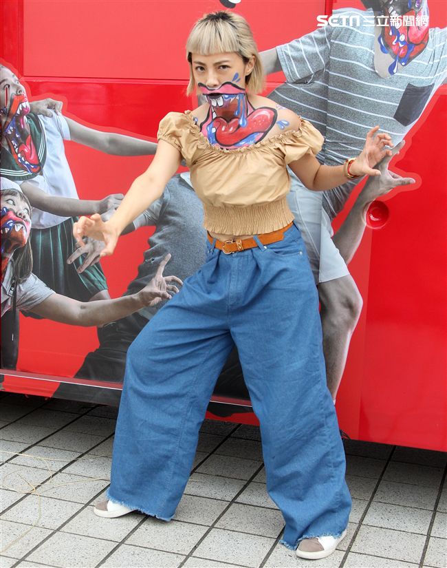 藝人小八裝扮「妖鬼」吃狂列車，宛如台版屍速列車。（記者邱榮吉/攝影）