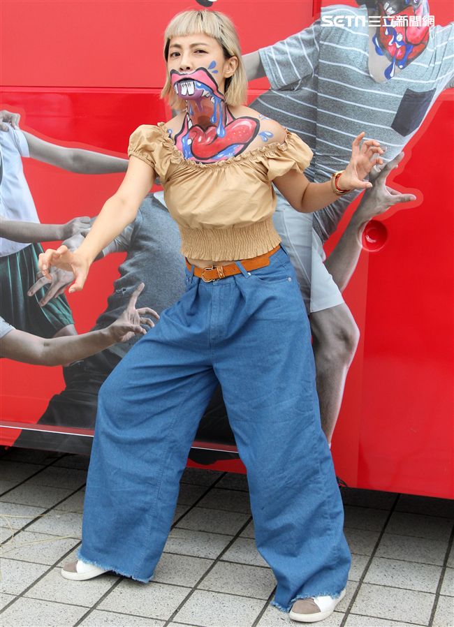 藝人小八裝扮「妖鬼」吃狂列車，宛如台版屍速列車。（記者邱榮吉/攝影）