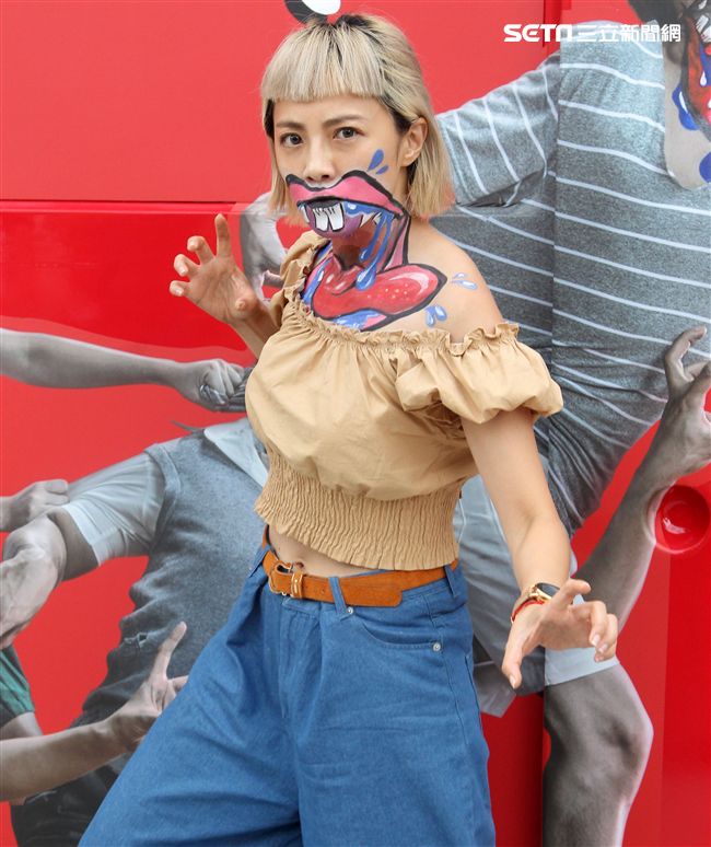 藝人小八裝扮「妖鬼」吃狂列車，宛如台版屍速列車。（記者邱榮吉/攝影）