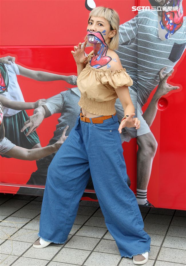 藝人小八裝扮「妖鬼」吃狂列車，宛如台版屍速列車。（記者邱榮吉/攝影）