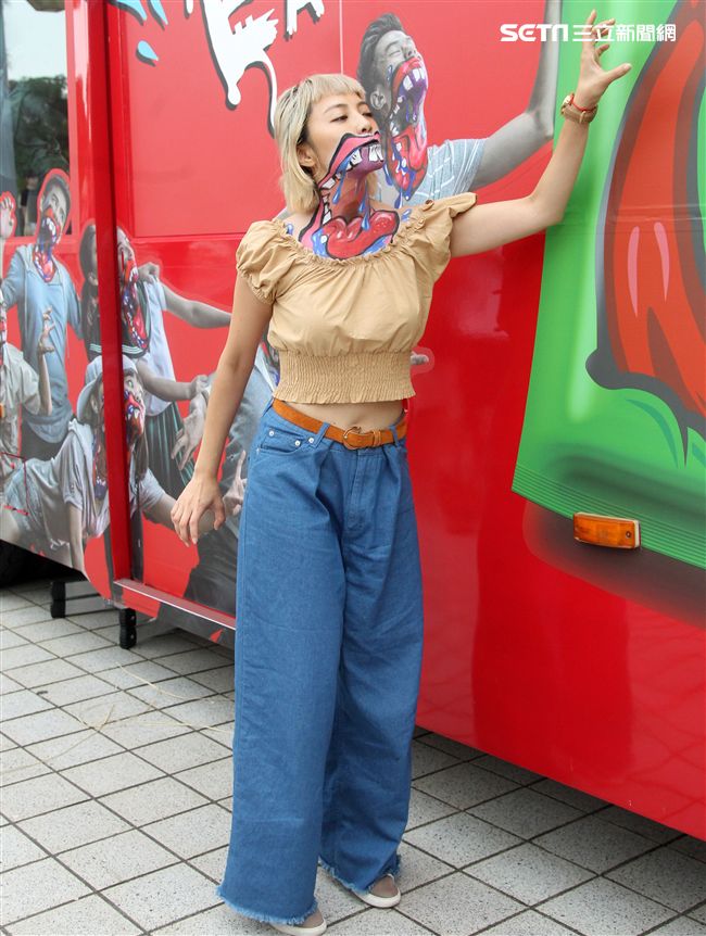 藝人小八裝扮「妖鬼」吃狂列車，宛如台版屍速列車。（記者邱榮吉/攝影）