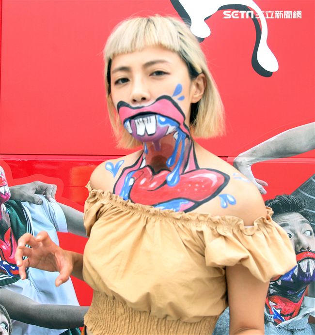 藝人小八裝扮「妖鬼」吃狂列車，宛如台版屍速列車。（記者邱榮吉/攝影）