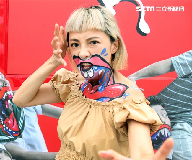 藝人小八裝扮「妖鬼」吃狂列車，宛如台版屍速列車。（記者邱榮吉/攝影）