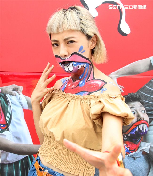 藝人小八裝扮「妖鬼」吃狂列車，宛如台版屍速列車。（記者邱榮吉/攝影）