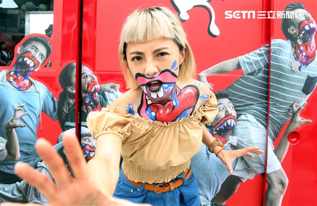 藝人小八裝扮「妖鬼」吃狂列車，宛如台版屍速列車。（記者邱榮吉/攝影）