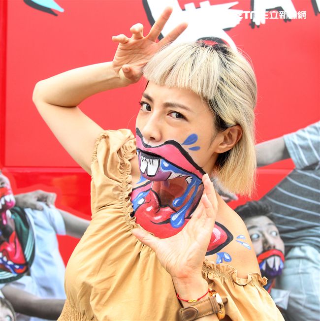 藝人小八裝扮「妖鬼」吃狂列車，宛如台版屍速列車。（記者邱榮吉/攝影）