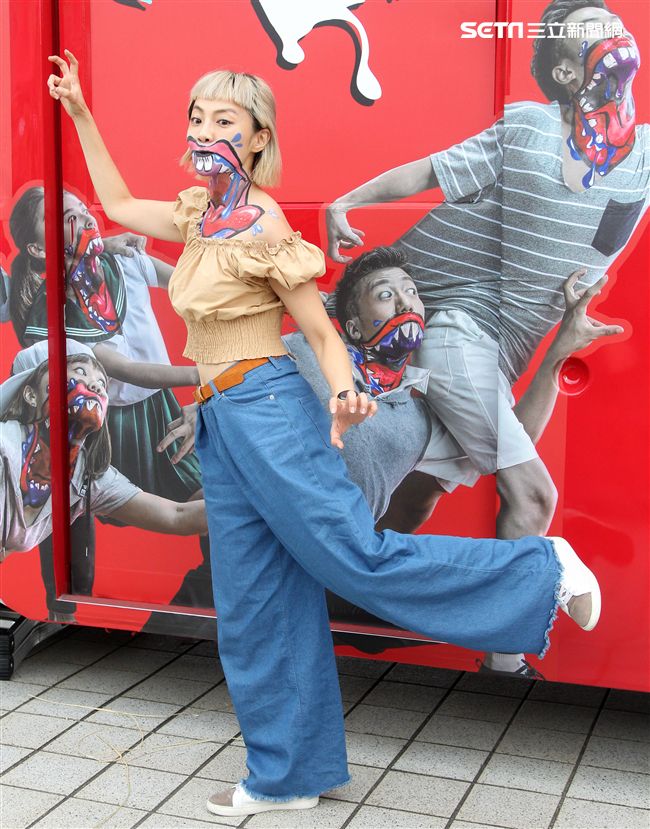 藝人小八裝扮「妖鬼」吃狂列車，宛如台版屍速列車。（記者邱榮吉/攝影）