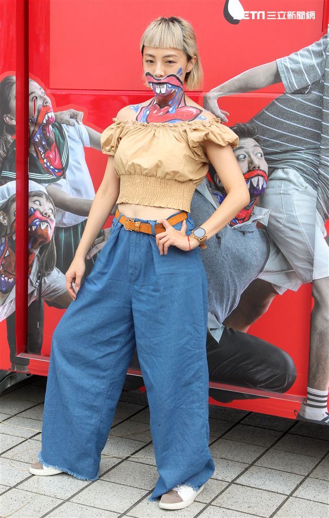 藝人小八裝扮「妖鬼」吃狂列車，宛如台版屍速列車。（記者邱榮吉/攝影）