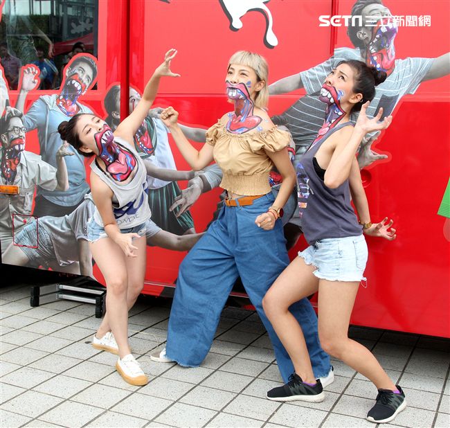 藝人小八裝扮「妖鬼」吃狂列車，宛如台版屍速列車。（記者邱榮吉/攝影）