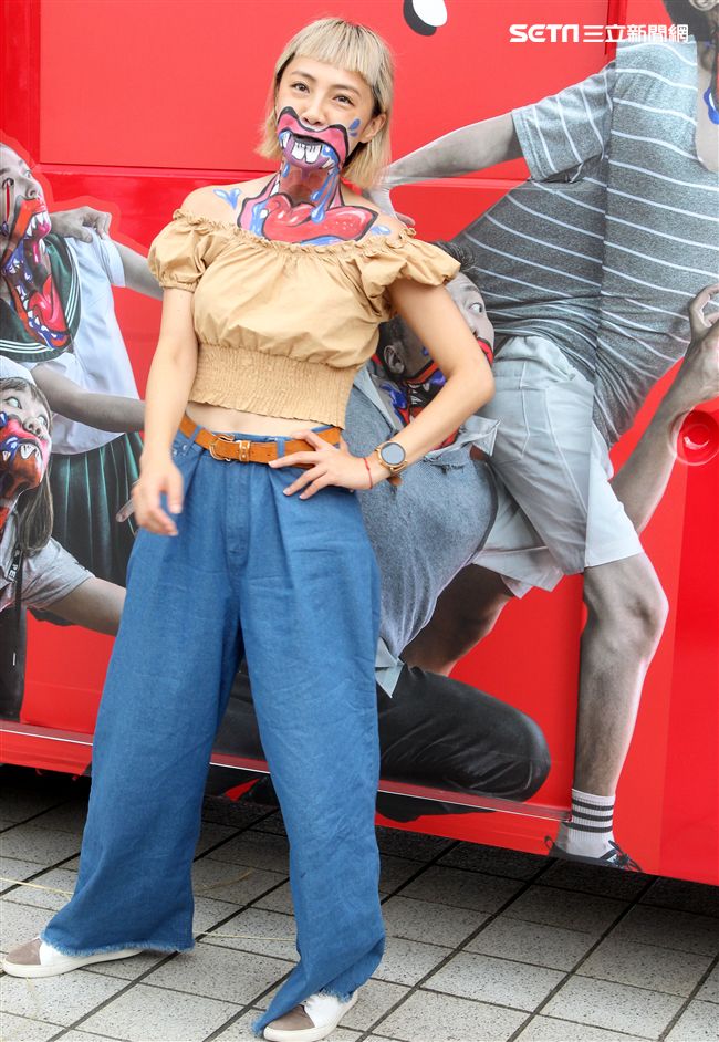 藝人小八裝扮「妖鬼」吃狂列車，宛如台版屍速列車。（記者邱榮吉/攝影）