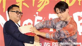 周渝民（仔仔）代言肉乾不忘與粉絲互動拍照，親和力讓粉絲們感動。（記者邱榮吉/攝影）