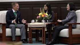 蔡英文總統接見「世界退伍軍人聯合會」柏格頓總會長。（總統府提供）