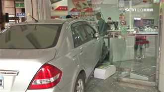 女駕駛稱「頭暈恍神」　失控撞通訊行