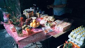 中元普渡,拜拜,鬼月（圖／攝影者slayer，Flickr CC License）
https://www.flickr.com/photos/darkensiva/1283585552/in/photolist-2XqHgo-2XmioK-afomTQ-aeLo2G-6VDAYp-6Va6Up-6VecGs-6Vefi7-6Va85z-6Ve9oG-6Vaa7Z-6VabaV-6Ve8ey-d37kwG-d3skVA-d3rU1C-d3sjaw-d3skz5-d3s11h-d3s2XE-dhtmpq-d3rV93-d3s5Kb-d3s221-d3rZz1-xELQXp-d3s42b-d3rZcf-xWpuLb-xUXBkL-xWpPBY-xUXBqL-xXWsqa-xXWs9D-xWpPkf-xWpPUm-xXhf9r-xUXBiw-x1p4Tk-xUXB9J-xWpPzo-d3s6tu-d3snm3-d3s2wN-d3s1rA-d3sfmJ-d3sei9-d3rXXL-d3shTC-d3s3uE