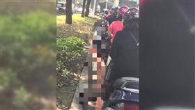台灣,機車族,路邊,美腿,默契　圖／翻攝自爆廢公社
