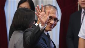 林全卸任  感謝包容即將卸任的行政院長林全（中）5日表示，感謝總統蔡英文給他的支持，感謝行政團隊、立法院和民間人士的協助，他也要感謝台南市長賴清德，願意承擔這個重責。中央社記者鄭傑文攝　106年9月5日