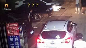 大媽拿包包佔車位　結果東西被偷了…