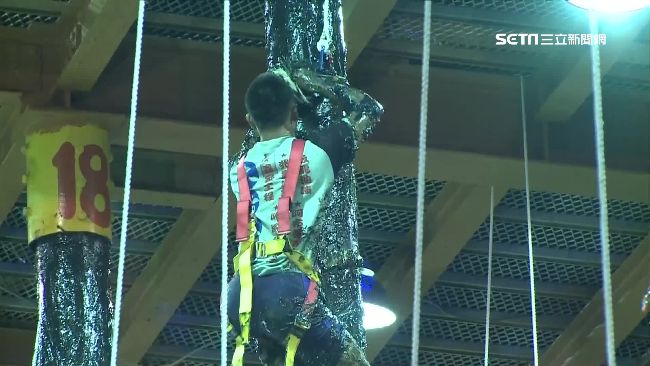 恆春搶孤世界矚目　疊羅漢力抗牛油樁