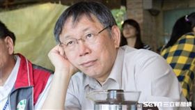 柯文哲托腮 翻攝臉書
