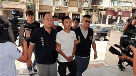 吳男在自家公司門口燒金紙，慘遭3名惡煞持刀追砍，警方獲報後循線追查，先拘提負責接送的計程車司機，再逮獲行兇的林姓主嫌（楊忠翰攝）