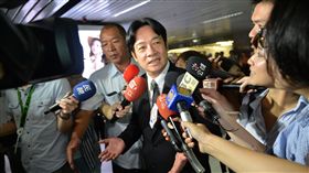 賴清德組閣　北上約詢相關人士準行政院長賴清德（前中）8日就任，6日下午搭乘高鐵北上，持續就組閣一事進行約詢。中央社記者孫仲達攝  106年8月6日