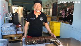 影帝湯志偉在士林夜市賣古早味蛋糕。（記者郭奕均攝影）