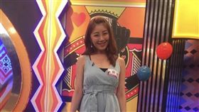 「廟會女神」曾甜搭捷運前往電視台錄影時，遭1名陳姓工程師偷拍裙底風光，警方獲悉後主動偵辦，循線約談他到案說明，訊後依妨害秘密罪送辦（翻攝自曾甜臉書）