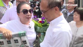 林全嘉義視察　張花冠送上特別禮物