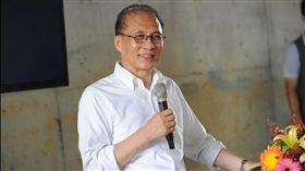 行政院長林全前往嘉義縣張林素梅畜牧場二場，參訪沼氣發電推動經驗。（行政院提供）