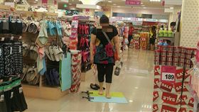 大媽,賣場,試用,地墊,脫鞋,試踩,噁心　圖／翻攝自爆料公社