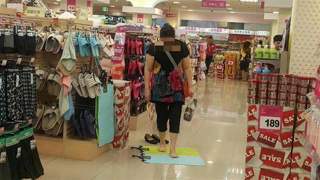 大媽恥度無極限　這個也試用網友傻眼