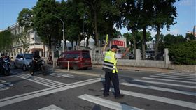 金門無預警停電　員警指揮交通金門全島5日下午4時16分無預警停電，交通號誌也停擺，員警立刻出動在各路口指揮，維持交通順暢。中央社記者黃慧敏攝　106年9月5日