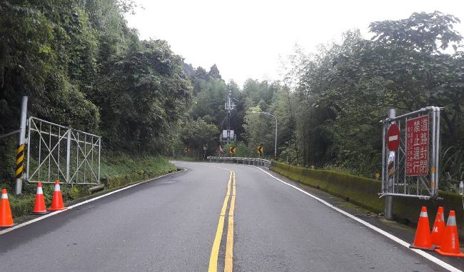 阿里山公路施工　76.7K管制通行