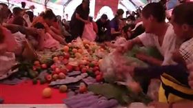 比好兄弟還兇猛！上千公斤普渡水果大放送　5分鐘內被掃光
北港朝天宮,水果,普渡
圖/翻攝自北港迓媽祖臉書