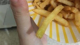 民眾吃麥當勞疑似吃到綠薯條。（圖／翻攝PTT）