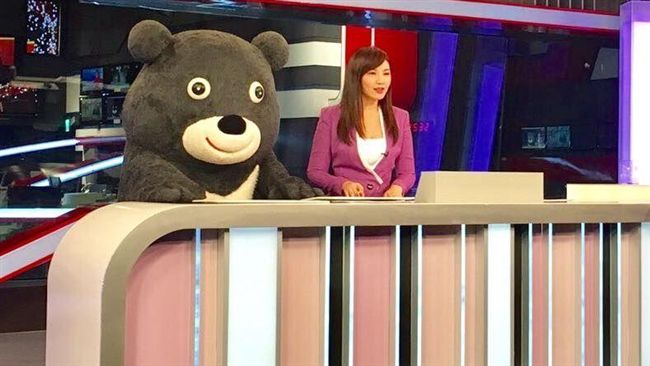 熊讚「轉大人」了！竟撲奶美女主播