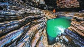 廢棄的礦白玉礦坑湧出泉水。（圖／翻攝自《北京日報》）