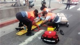 翁姓夫妻行經松仁路的斑馬線時，突遭左轉的大都會46路公車擦撞，導致翁男左手肘擦傷，翁妻頭部遭受重創，送醫急救仍宣告不治（翻攝畫面）