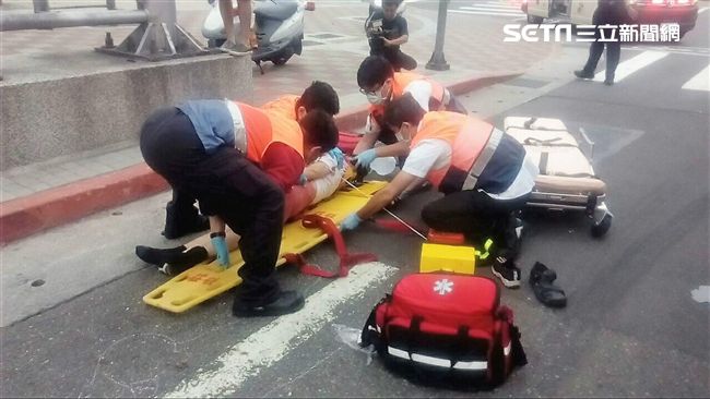 公車視線死角釀禍　晨運夫妻遭撞1死