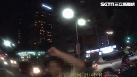 李男怒將安全帽丟擲在地。（圖／翻攝畫面）