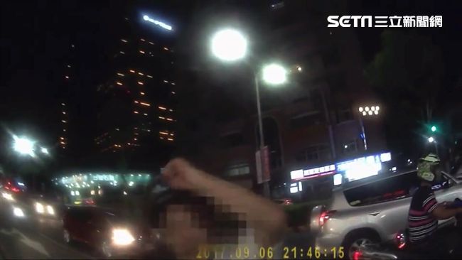 男肇逃被逮　竟跪地拜天辱罵員警