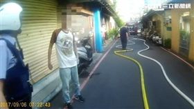 蘇男不滿被房東催繳房租，竟將毛巾放在瓦斯爐上點火，警消獲報趕抵現場，7分鐘內趕抵現場，並將蘇男依公共危險罪送辦（翻攝畫面）