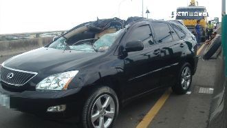 砂石車輪胎噴飛　砸毀休旅車釀1重傷