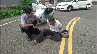 警匪追逐千公尺　通緝犯腿軟怪安全帽