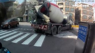 疑視線死角釀禍　單車嬤遭水泥車輾斃