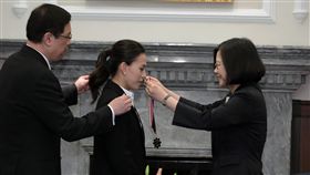 蔡英文在總統府親自頒贈「五等景星勳章」給舉重選手郭婞淳。（總統府提供）